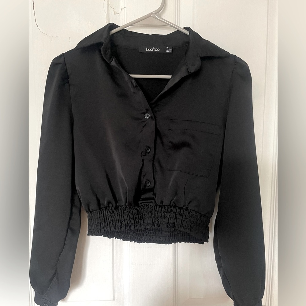 Boohoo black satin cropped blouse with shirred waist! Size small